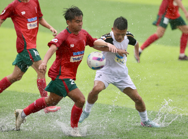 Chỉ còn một tay lành lặn, vẫn kiêu hãnh nâng cúp cùng Trường ĐH Thủy lợi