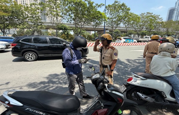 Chống chế 'quên mang giấy tờ xe' bị CSGT xử phạt thế nào?