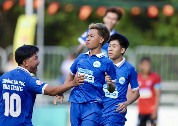 Chủ nhà ngược dòng ngoạn mục vào tứ kết?