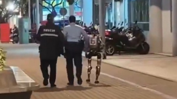 Chuyện lạ: Cảnh sát bắt giữ robot hình người ngay trên đường phố