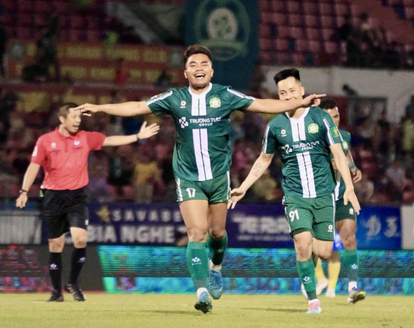 Công Phượng không được đăng ký, Trường Tươi Bình Phước vẫn thắng tưng bừng: Vô địch lượt đi