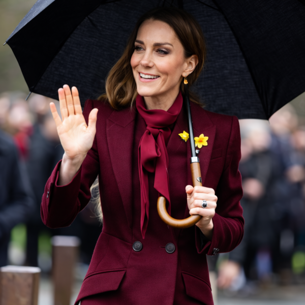 Công nương Kate Middleton khẳng định đẳng cấp thời trang với sắc đỏ rượu vang