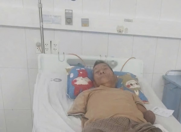 Cụ ông cụt 2 tay kẹp rắn hổ mang đem về nhà, con trai kể lại khoảnh khắc khó tin Cụ ông cụt 2 tay kẹp rắn hổ mang đem về nhà, con trai kể lại khoảnh khắc khó tin