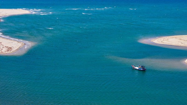 Cửa Lở bồi lấp, ngư dân 'mắc cạn' giữa mùa biển