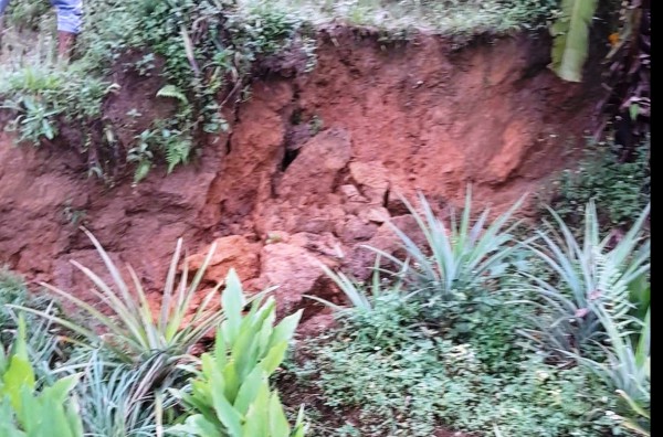 Đà Nẵng: Sườn đồi nứt toác kéo dài 500 m, đe dọa 60 hộ dân Đà Nẵng: Sườn đồi nứt toác kéo dài 500 m, đe dọa 60 hộ dân