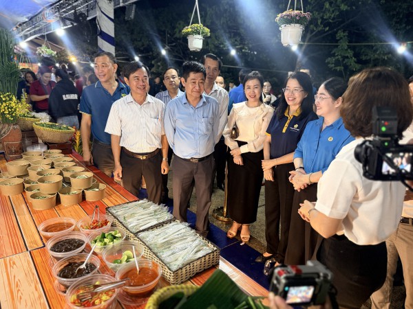 Đầu bếp khách sạn TP.HCM nấu 12.000 tô phở miễn phí phục vụ công nhân Bàu Bàng