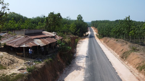 Đồng Nai: Thêm tuyến đường thi công khiến nhà dân chênh vênh bên mép vực sâu