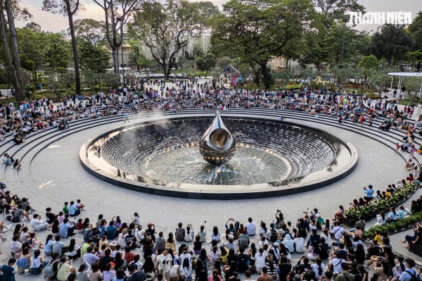 Đông đảo người dân TP.HCM đổ về công viên số 1 Lý Thái Tổ xem nhạc nước