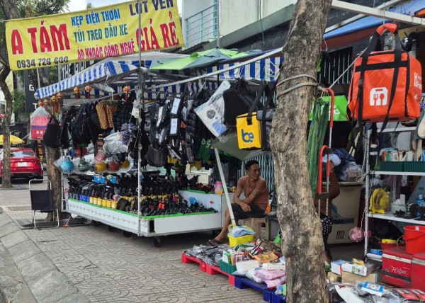 Đồng phục shipper, xe ôm công nghệ bán tràn lan: Mua về mặc có phạm luật?