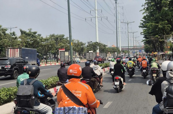 Đồng phục shipper, xe ôm công nghệ bán tràn lan: Mua về mặc có phạm luật?