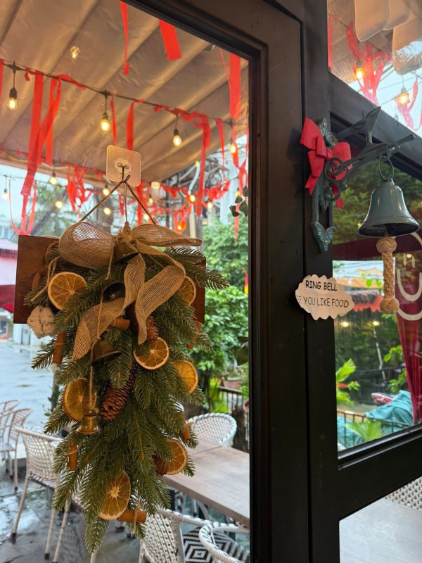 Du khách Nga quay lại bấm chuông cảm ơn vì món ăn ngon