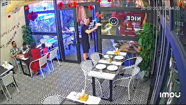 Du khách Nga quay lại bấm chuông cảm ơn vì món ăn ngon