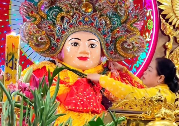 Gần 1,8 triệu lượt du khách đến vía Bà Chúa Xứ núi Sam Gần 1,8 triệu lượt du khách đến vía Bà Chúa Xứ núi Sam