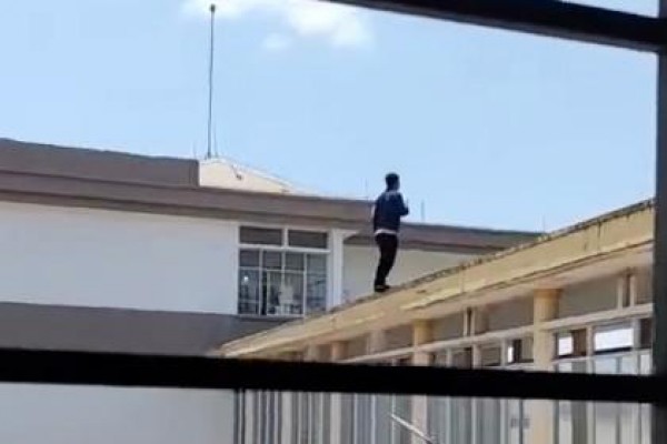 Gia Lai: Người đàn ông nhảy từ sân thượng bệnh viện sau 'cuộc gọi định mệnh' Gia Lai: Người đàn ông nhảy từ sân thượng bệnh viện sau 'cuộc gọi định mệnh'