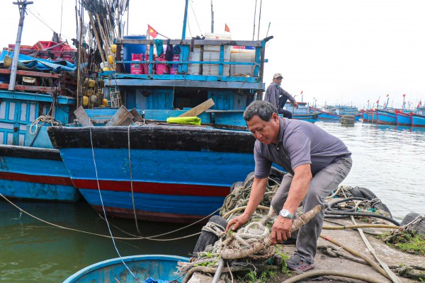 Giá dầu tăng cao, nhiều tàu cá Quảng Ngãi ngại vươn khơi