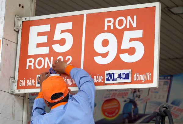 Giá xăng dầu hôm nay 4.3.2026: Tăng gần 5%, xăng trong nước có thể tăng 2.000 đồng/lít Giá xăng dầu hôm nay 4.3.2026: Tăng gần 5%, xăng trong nước có thể tăng 2.000 đồng/lít