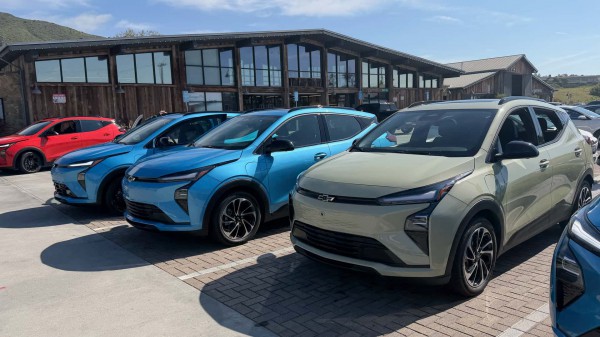 Giá xăng dầu liên tục biến động, lượng tìm kiếm xe điện gia tăng Giá xăng dầu liên tục biến động, lượng tìm kiếm xe điện gia tăng