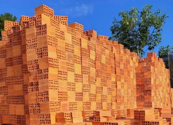 Giá xăng dầu tăng, vật liệu xây dựng leo thang, nhà xe dè dặt tăng cước