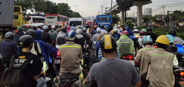 Giá xăng tăng, vượt 30.000 đồng/lít, người đi làm xa… thở dài