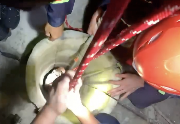 Giải cứu cô gái rơi xuống giếng sâu lúc rạng sáng ở Gia Lai Giải cứu cô gái rơi xuống giếng sâu lúc rạng sáng ở Gia Lai