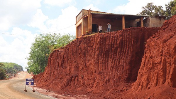 Hạ cốt nền đường khiến nhà dân chênh vênh: Không thể để dân mất an toàn Hạ cốt nền đường khiến nhà dân chênh vênh: Không thể để dân mất an toàn