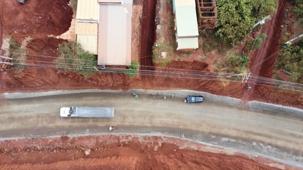 Hạ cốt nền đường, nhà dân chênh vênh bên mép vực sâu: Trách nhiệm thuộc về ai? Hạ cốt nền đường, nhà dân chênh vênh bên mép vực sâu: Trách nhiệm thuộc về ai?