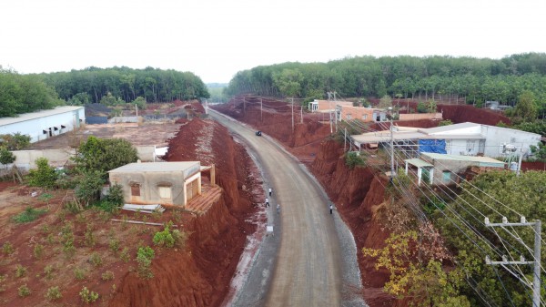 Hạ cốt nền đường ở Đồng Nai, nhiều nhà dân chênh vênh bên mép vực sâu