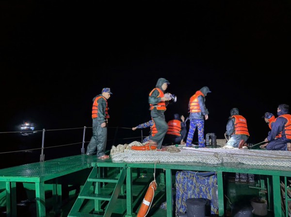 Hải quân xuyên đêm vượt sóng lớn, lai dắt tàu cá Quảng Ngãi cùng 36 ngư dân về bờ an toàn