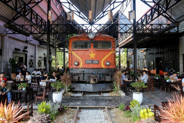 'Hồi sinh' đầu máy tàu hỏa gần 50 năm tuổi, quán cà phê ở Huế hút khách 'Hồi sinh' đầu máy tàu hỏa gần 50 năm tuổi, quán cà phê ở Huế hút khách