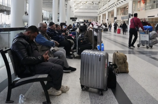 Khách bị mắc kẹt tại Trung Đông được ăn ở miễn phí, hết bao nhiêu chính quyền trả Khách bị mắc kẹt tại Trung Đông được ăn ở miễn phí, hết bao nhiêu chính quyền trả