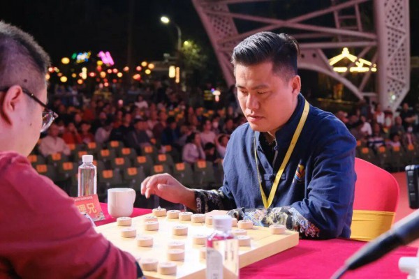 Kỳ thủ chủ nhà Trung Quốc bật khóc khi bị Lại Lý Huynh đánh bại, không thể vào chung kết