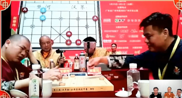 Kỳ thủ chủ nhà Trung Quốc bật khóc khi bị Lại Lý Huynh đánh bại, không thể vào chung kết