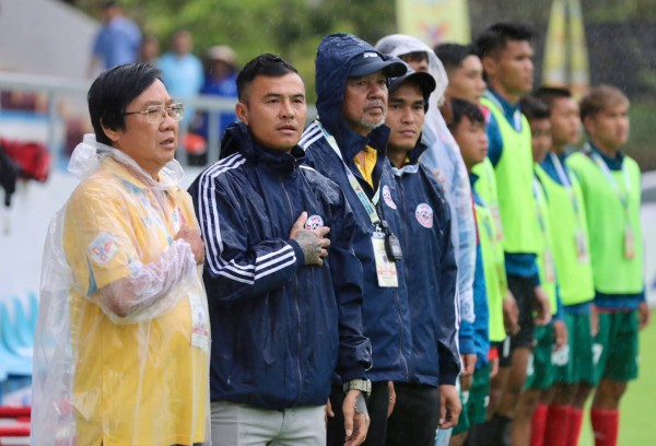 Lá thư của 'thầy giáo làng' cùng bí mật đằng sau đội bóng fair-play nhất giải