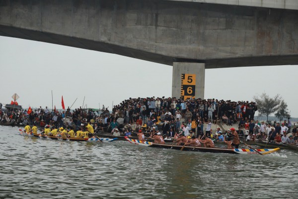 Lật thuyền trước khai mạc giải đua ghe trên phá Tam Giang, hai mẹ con tử vong Lật thuyền trước khai mạc giải đua ghe trên phá Tam Giang, hai mẹ con tử vong