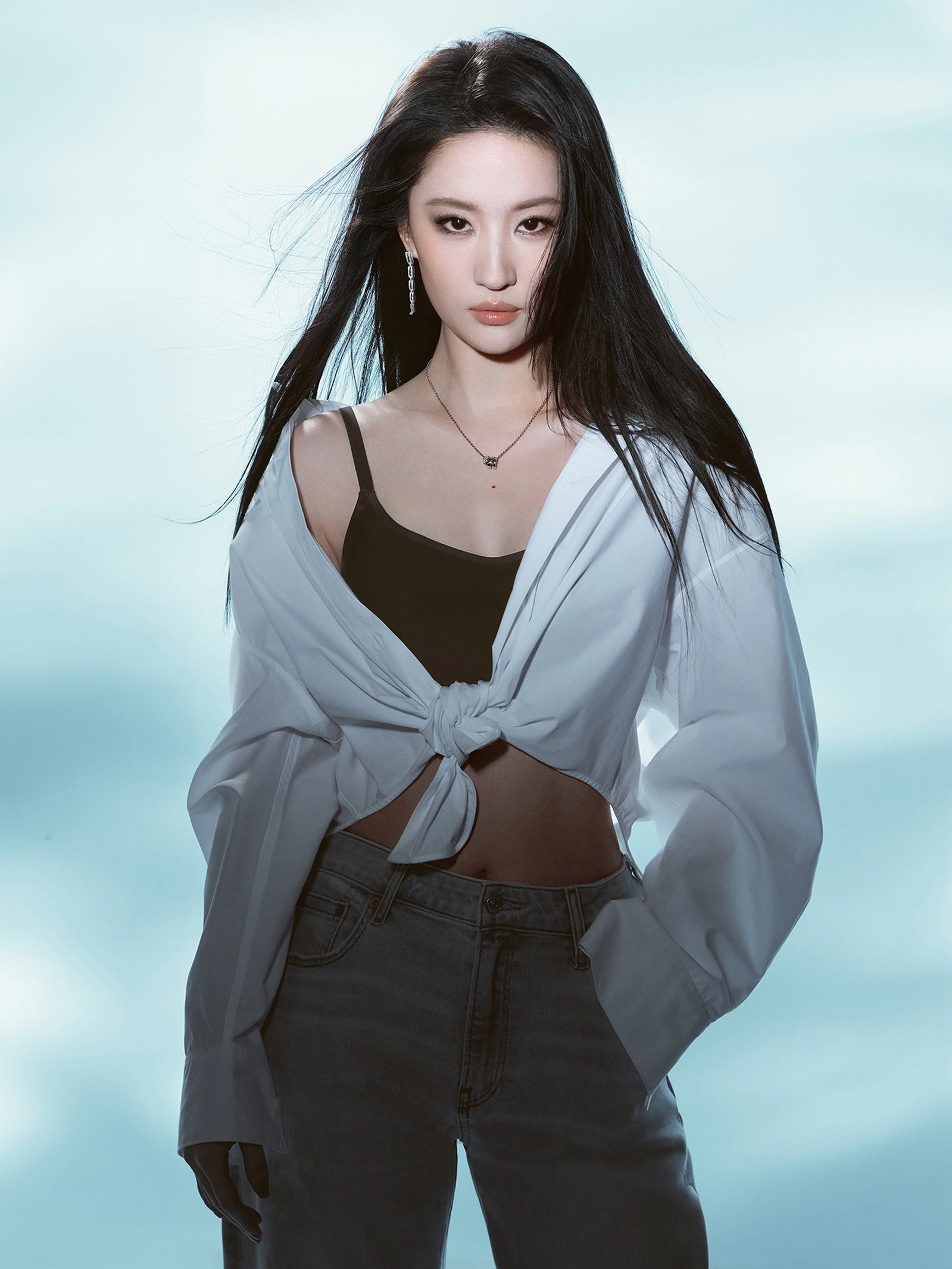 Lưu Diệc Phi khoe eo săn chắc, phối đồ đơn giản mà cuốn hút