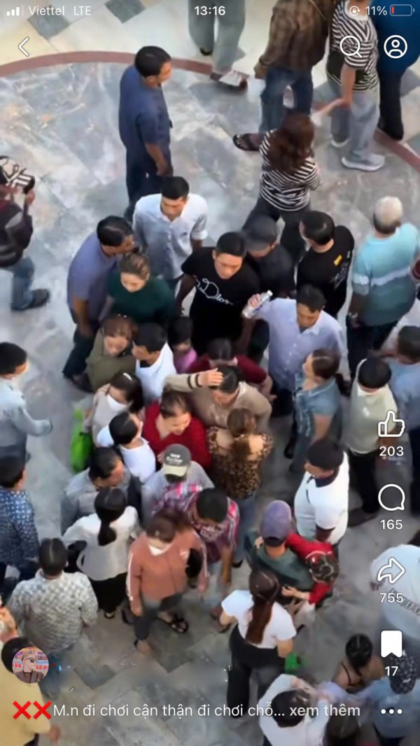 Ngang nhiên dàn cảnh giật dây chuyền ở Liên Hoa Bảo Tháp của Tân Huê Viên