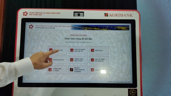 Người dân chỉ mất 3 phút để chứng thực giấy tờ với kiosk thông minh,