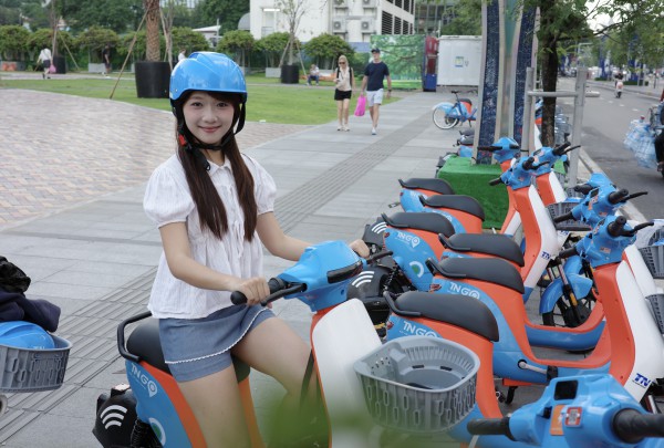 Người dân, du khách hào hứng trải nghiệm xe đạp điện công cộng