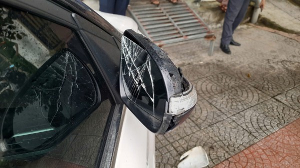 Người phụ nữ dùng gậy, rựa đập phá ô tô đậu ven đường