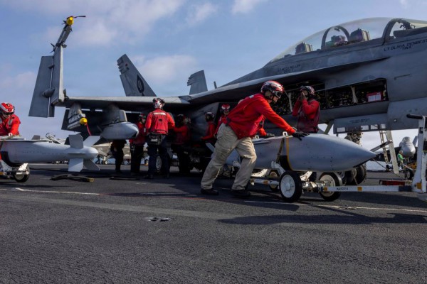 Nhà Trắng họp các nhà thầu quân sự để tăng tốc sản xuất vũ khí?