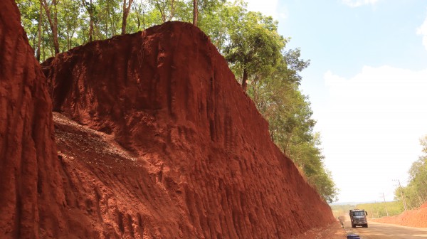 Nhiều nhà dân chênh vênh bên mép vực sâu: Quản lý công trình nói gì?