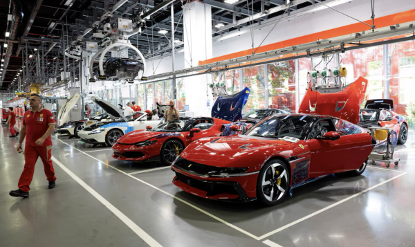 Nhiều nhà sản xuất xe sang, siêu xe tạm ngừng giao ô tô đến Trung Đông