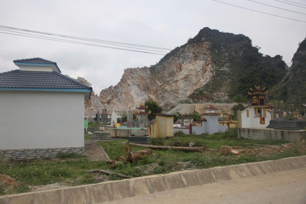 Nổ mìn khai thác đá làm vỡ mái nhà dân ở Quảng Trị