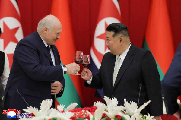 Ông Kim Jong-un tiếp Tổng thống Belarus Lukashenko, ký hiệp ước hợp tác