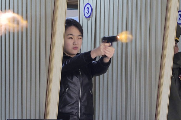 Ông Kim Jong-un và con gái bắn thử súng ngắn