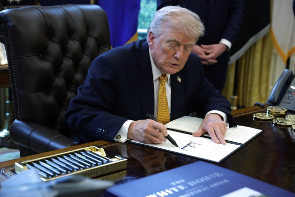 Ông Trump là Tổng thống Mỹ đầu tiên có chữ ký trên tiền giấy Ông Trump là Tổng thống Mỹ đầu tiên có chữ ký trên tiền giấy