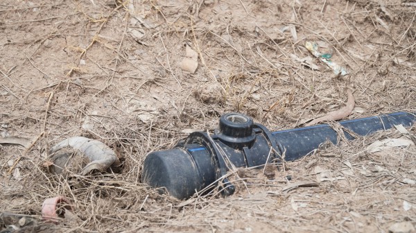 Ống nước kéo ngang nhà, người dân Biển Bạch vẫn chật vật mua từng lu nước