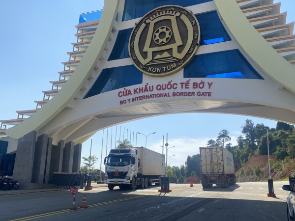 Phát hiện xe tải chở 900 lít xăng không hóa đơn gần biên giới Phát hiện xe tải chở 900 lít xăng không hóa đơn gần biên giới