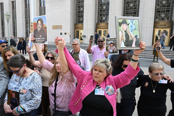 Phương Tây siết chặt quản lý mạng xã hội