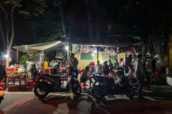 Quán bánh canh 'đồ mã' ở Huế: Khách tự bưng ghế, kiên nhẫn chờ